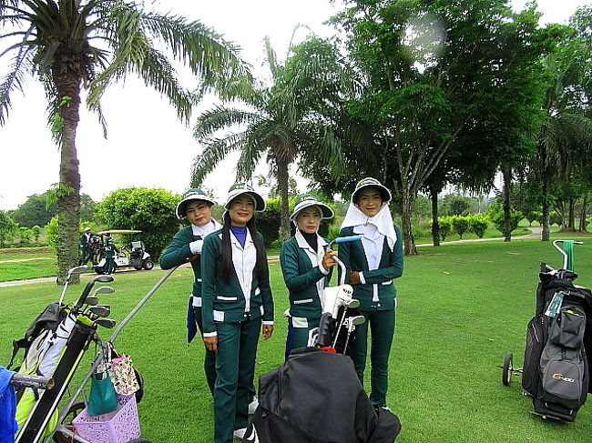 【Pattavia Century Golf Club】<br />GF600+CA350+TR320+TIP<br />運良く前回と同じキャディさん<br />中には、新人で３週間目のキャディさんもいた<br />