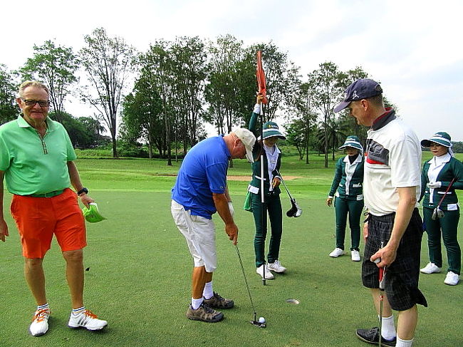 シルバー組の外人さん達と<br />自分は白から、外人さんは黄色<br />真ん中の方は、アプローチと、パターが上手かった。<br />