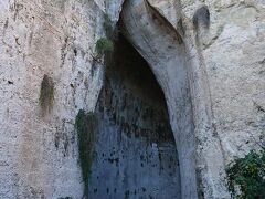 ギリシャ劇場から少し歩いたところ、天国の石切り場そばにある大きな耳の形をした洞窟がありディオニュシスの耳と呼ばれています。中に入るとただ暗いだけでしたが音や声を出すとものすごく響き渡りました。