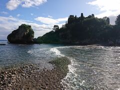 ベッラ島には干潮時には歩いて行けるそうなのですが、この時間帯は満潮に近く下手をすれば波に足をさらわれてしまいそうなほど。島に渡るのは断念しました。
それでも綺麗な海を見ながらまったり過ごすことができました。