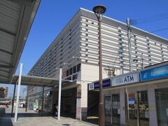 JR新飯塚駅。1902年開業。筑豊線、後藤寺線の駅。
駅舎はすっかり近代的に。飯塚駅より市の中心部に近く、乗降も多い。
