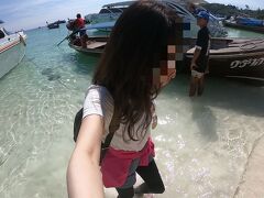 楽しすぎます！
この為にランカウイでビーチサンダル買ったんです。
日焼け止め塗るのも面倒なので、UV対策の為ラッシュガードトレンカを履いて上陸です。

タイ時間15時到着予定でしたが、定刻よりちょっとだけ早く上陸できました。