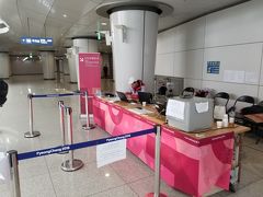 定刻通り　仁川国際空港に到着。
Ａ’ＲＥＸ（高速鉄道）に乗って　ソウル駅に向かいます。
仁川駅で、パラリンピックの案内窓口が設置されていました。