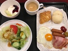 朝食は富士宮やきそばを食べに行く予定なので控えめに