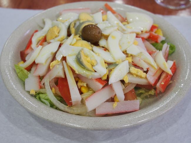 雰囲気の良さそうな食堂でご飯。<br /><br /><br />シーフードサラダを頼んでみたところ、<br />シーフード要素がカニカマのみのサラダが。<br /><br />イカかな？と思ったら卵の白身だった。<br /><br /><br />なかなか不思議なサラダですが、<br />明るて感じの良いオバサンの接客が素晴らしかったのでOKです。