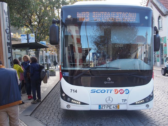 シントラ駅に戻り、４０３番のバスに乗りロカ岬へ。<br />バスは結構混んでました。