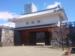 続いて、藤村記念館のすぐそばにある《甲府市歴史公園》。この大きな「山手渡櫓門」が目印です。