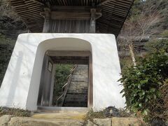 三朝温泉　南苑寺　

山門

白漆喰の土台が特徴