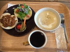 美術館併設のカフェでランチ、
ベーグルの美味しい居心地のいいカフェでした