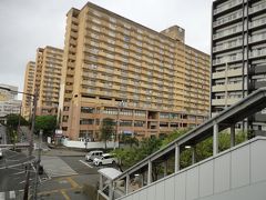 ゆいレールで壺川駅まで来ました。
改札から右へ出るとこの光景です。
あの大きな建物は県営とか市営とかの団地かねぇ。

ゆいレールの車内で、地元民の会話から「おもろまち ⇒ おもろ」と省略することを知りました。