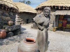 　水汲みは女性の仕事
　済州は風が強いので、頭の上に水甕を乗せては運べないので、しょっています。
済州に多い物　１　風　　２　石　　　３　女
　　いない物　１　泥棒　２　こじき
だそうです。