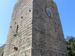 広場にある燭台の塔(トッレ・デル・カンデリエーレ)は城塞と大きなアーチで繋がっています。