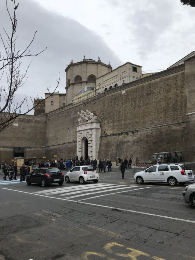 チプロ駅に降りた人はあまり居なくて…人の波もないため、ここからバチカン市国までどうやって行ったら良いんだ？状態。<br />少し前を歩いていた老夫婦もバチカン市国に行く様子。何となくバチカンはこっちかな？と言いながら進み…あの塀じゃない！？と指さした先には長い階段ヽ(￣д￣;)ノ<br />ベビーカー抱えて登るのキッツー！と思ってると、おじい様が手伝ってくれました(T . T)♡