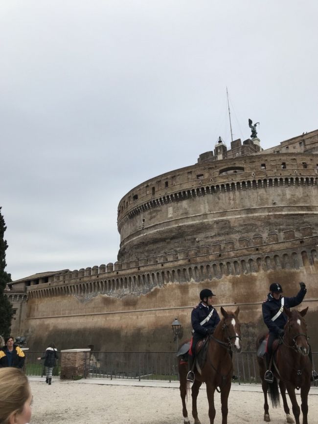 バチカン市国を出ると屋台のような車が何台もあって…喉も渇いたし、飲み物やパンを購入！とりあえず腹ごしらえして、駅を目指しテクテク歩きます。<br />ここはサンタンジェロ城。<br />バイオリンを弾いてる人がいて素敵でした(^^)物売りも多くて…自撮り棒をワンユーロ、ワンユーロと言いながら歩いてたなぁ～。<br />