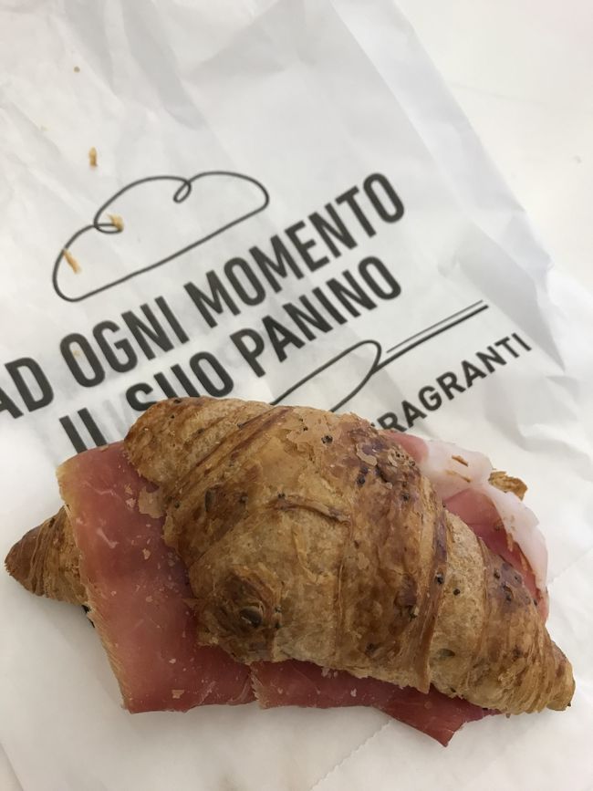 バチカン市国に行きます！<br />日本から事前に予約済み！９時半に予約したので、朝ごはんを駅のカフェで。<br />テルミニ駅からＡ線でチプロ駅まで行きました。<br />ネットで、チプロ駅の方が近いとの情報があったので…