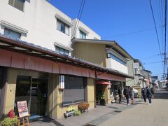 すぐ近くの金箔屋さくだ本店へ。
http://goldleaf-sakuda.jp/

いろいろな金箔を使って工芸品やお土産が並びます。

隣の工房では金箔張り体験ができるとか。

そして圧巻なのが二階。