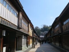 ひがし茶屋街。

よくパンフレットで見る写真ですよね。

朝と比べてだんだんと人通りが多くなってきました。

団体さんも多数来ているようです。