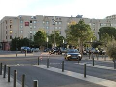 船を降り、タクシーでサン・シャルル駅に隣接したIbis Marseille Centre Gare Saint Charlesに向かいます。朝早いのですが部屋に入れました。

このホテルにしたのは、サン・シャルル駅から出る空港行きのバスに乗るためです。