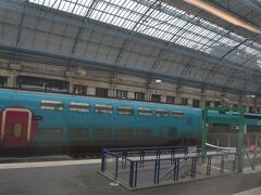 Gare de Bordeaux-Saint-Jean(ボルドー サン・ジャン駅)

反対側に停まっているのは"TGVのLCC"こと、OUIGO塗装の列車。飛行機のLCCと同じく、パリではMarne la Vallée Chessy(Disneyの最寄駅)やParis Massy TGVなど中心部から離れた駅を発着します(一部モンパルナスやリヨンの便もあり)が、早割で10ユーロなど破格の運賃設定もあります。究極的に旅費を節約したい時に味方になってくれそうです。