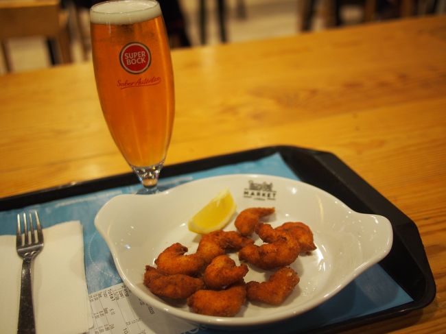 リスボンに戻り、駅すぐ近くのリベイラ市場でカラマリとビール。