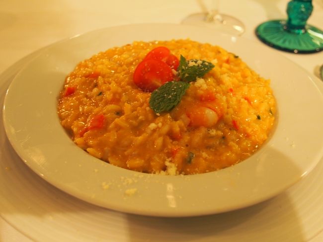 シーフードリゾット。<br /><br />シーフードの旨味が強く、お酒が進む味。<br />チーズも濃厚で最高です。<br /><br />リスボンで食べたご飯の中でこのお店「Frade dos Mares」は群を抜いて美味しかったです。オススメ。