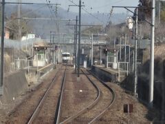 やがて電車は福島県に入り、富野へ。
ここで列車交換。ここからは福島市の生活エリアらしく、ここ富野折り返しの福島方面への列車も設定されているようです。