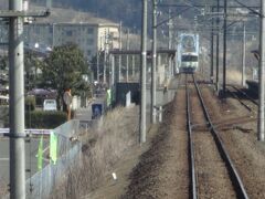 瀬上(せのうえ)。

ここでも列車交換。もうこのあたりは福島市内。住宅が途切れなく続きます。