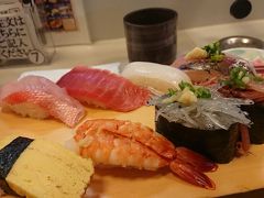 【焼津さかなセンター】
お昼は、隣の焼津市へ。
お寿司をいただきます。
マグロ・生しらす・サクラエビは食べていただきたい！
