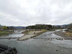 賀茂川と高野川が合流する場所で
パワースポットと言う人も。
この中央の森が今から行くのですが、
映ってませんがこの川の右に・・。