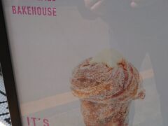 「MR. Holmes Bakehouse 」というお店

この「CRUFFIN」というのが美味しそうなので、入店