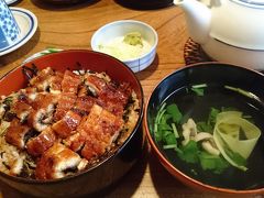 いば昇は二つあってそれぞれ別の店に行ってしまいましたが、何とか合流。錦のいば昇でひつまぶしを食べることができました。ここのは通常は人数分一つになって出てきますが、一人分ずつにしてもらいました。あつた蓬莱軒、まるや本店と好きなお店はいろいろありますが、ここのが一番好みです。食べ終わって出るころには行列が出来ていました。