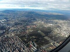 【番外】シェーンブルン宮殿を右舷に見ながらウィーン・シュヴェッヒャート空港に西からアプローチ。街の中心の少し南を降下中。