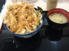 18:00　用事を済ませて羽田空港に到着しました。朝食を食べすぎて苦しかったのですが、さすがにこの時間はお腹が空きました。『天丼てんや』で夕食を食べました。

その後、ラウンジに入りましたが、眠たくてしょうがないです。飛行機に搭乗してすぐに寝てしまいました。

一応仕事での出張でしたが、かなり充実していたと思います。
