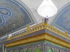 イマーム・ホメイニ氏はイスラーム革命の偉大なる指導者且つ、イスラーム共和国樹立の立役者。
イランの人々にとって大変重要な存在である彼が眠るこの場所は、
シーア派の重要な聖地の一つとして常に多くの巡礼者の方たちが訪れています。

ここだけではなく、霊廟は緑色の照明が点いているのですが、
緑色は聖なる色、高貴な色とされ使用されているそうです。