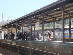 　18切符シーズンという事もあり、福井から日本海沿いにひたすら乗り継ぐのも飽きたので、今回は東海道線・山陽線で岡山まで出て、岡山から伯備線で米子に出てみました。伯備線ぶっ通しで乗るのも20年ぶりくらいかも。途中の新見駅、本数が少ない芸備線に乗り換える客が多くて、伯備線乗り継ぐ人は少なかったです。芸備線の岡山・広島県境付近は、超閑散区間なので少ない列車に客が集中します。一応大学生の時に乗った事があります、そして新見で一泊した事もあります。