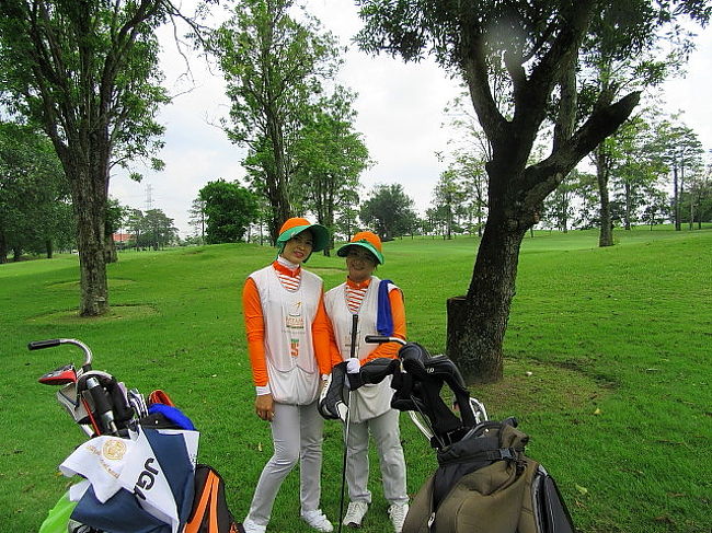 【PATTANA Golf Club &amp; Resort】<br />ゴルフバーでは、なかなか組み入れないコース<br />グリーン費を下げないせいもある。<br />ラッキーな事に、ここのメンバーさんと同伴できた。<br />GF800＋Ca350+TR+TIP<br />メンバーさんのクーポン購入で安くできた。感謝！<br />右、担当キャディさん..通称独身、子供なしとの事、<br />ラインをよく読んでくれた。