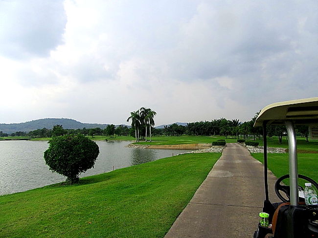 大きい水配置には、絶えず注意必要<br />グリーンスピードは、ヤヤ速め<br />上り5ｍ位で打ちすぎ、グリーン外へ....普通に打ってしまい、慎重さに欠けた。<br /><br />一時曇ってポツリと来たが、雨無、さほど暑くなく、幸い。