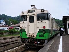 8:01　会津川口駅に着きました。（会津若松駅から２時間1分）

福島県立川口高等学校の生徒たちが改札口へ向かいます。毎日約２時間をかけて会津若松市内から通学する生徒もいます。私には毎朝６時台の列車に乗り通学するのは無理かもしれません。彼らには脱帽です。

川口高校では遠距離通学生のための寄宿舎があります。また、土・日に部活動に励みたい生徒には金山町の民宿や旅館に半額（町が半額補助）で泊まることができるそうです。