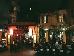 ホテルに荷物を置いて再び外出。
マダムヒエンにやってきました。
ホテルとハノイ大教会のちょうど中間くらいにありました。
創作ベトナム料理のお店です。