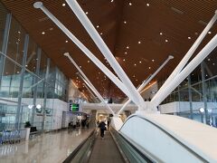 クアラルンプール国際空港に到着しました。あれ、ターミナルがとってもきれい。すこしドーハ空港に似てる？黒川紀章氏が設計したんですよね。
