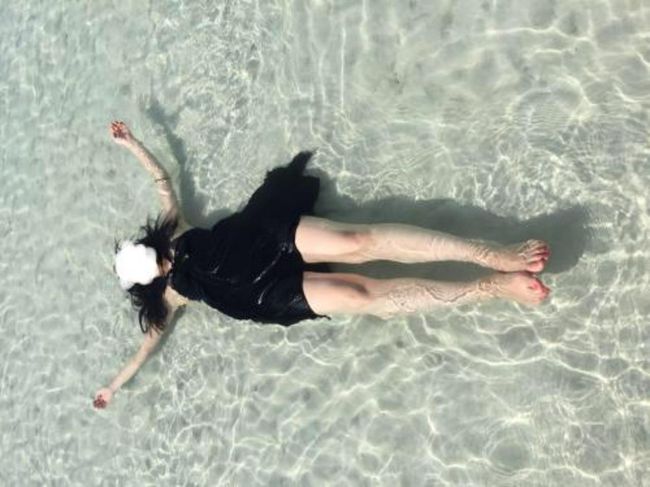 休憩した後は再び海へ。<br />水が透き通っていてキレイ。<br />お見苦しい姿を載せてしまい申し訳ない。