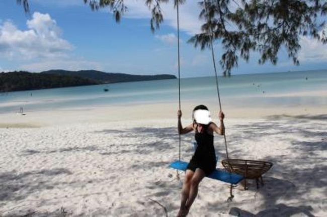 誰もいないビーチブランコ独り占め。