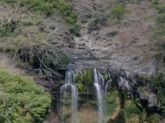 　確かにナイアガラのひ孫です。
　済州島最大の滝。道教の天帝に仕える７人の天女が沐浴をした場所で、渓谷には天女の姿を彫り込んだアーチ状の橋が掛けられています。