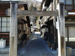 奈良井宿沿いにある木製の大宝寺＆マリア地蔵庭園の鳥居

奈良井宿にある「大宝寺＆マリア地蔵庭園」をちょっと見学してみました。時間も限られていますし、拝観料がかかるので、マリア像を見ることができませんでした。