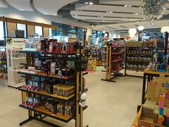 満腹になったらJPsuperstoreへ。
スターウォーズ大ファンの息子たちの為、グッズを物色します。