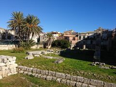オルティージャ島に入るとまずアポロ神殿に突き当たります。もちろん紀元前のものですが一部の柱などがまだ残っています。