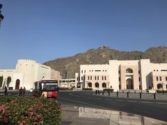 パレスの反対側に国立博物館があり、ここにバスは停車します。