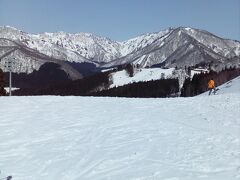 山の上から撮りました。雪山ですね。