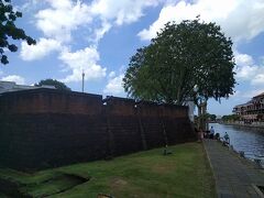 ミドルバーグ砦、1641年にオランダが建造。
川に向けて大砲が並ぶ。