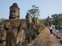 アンコールワットをサクっと見て、またトゥクトゥク兄さんのもとへ。アンコールワットまで快適に飛ばす。南大門の手前で降ろされて、南大門くぐったところで待ってるからね～と。

たくさんのトムを物色しながら、ハンサムトムを探す。でも、気温は相当たか～い。